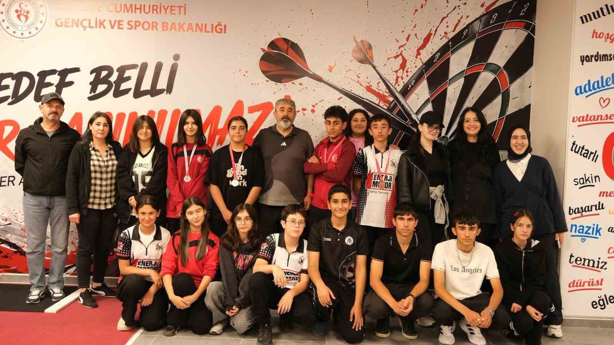 Erzincan'da Amatör Spor Haftası Dart İl Birinciliği 13 Şubat Şehir Stadı'nda başladı