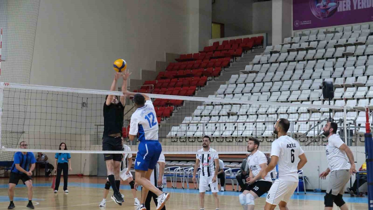 Erzincan'da kamu kurumları takımları voleybol il birinciliğinde mücadeleye başladı