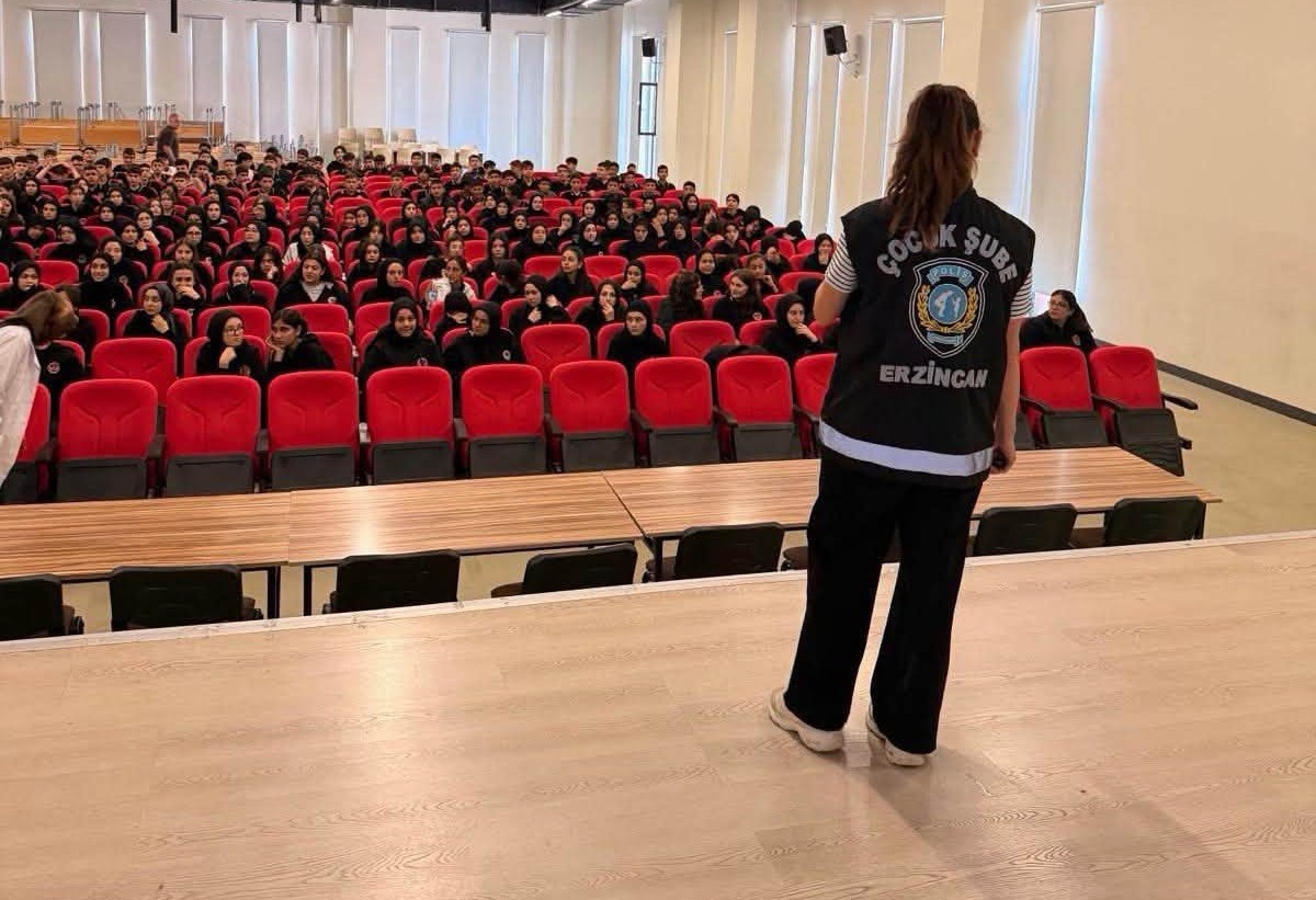 Erzincan'da polis, 270 öğrenci ve öğretmene suçtan korunma yollarını anlattı