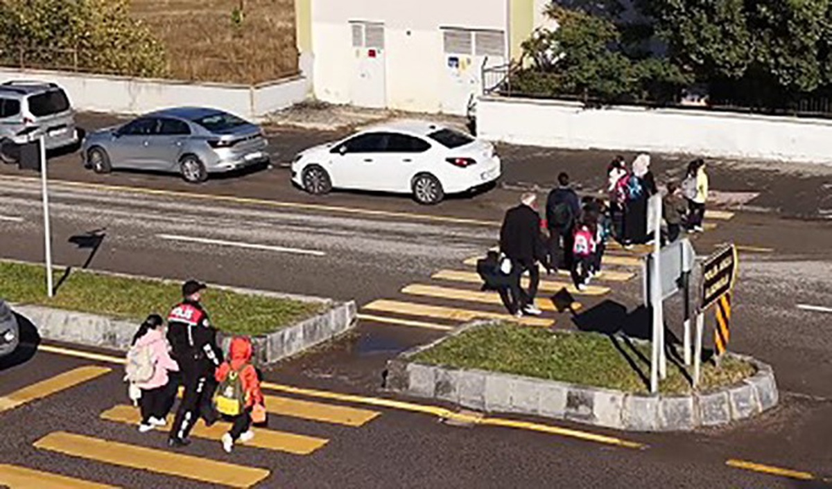 Erzurum Emniyeti okul çevrelerinde denetim yapıyor, sosyal medyayı 7/24 izliyor