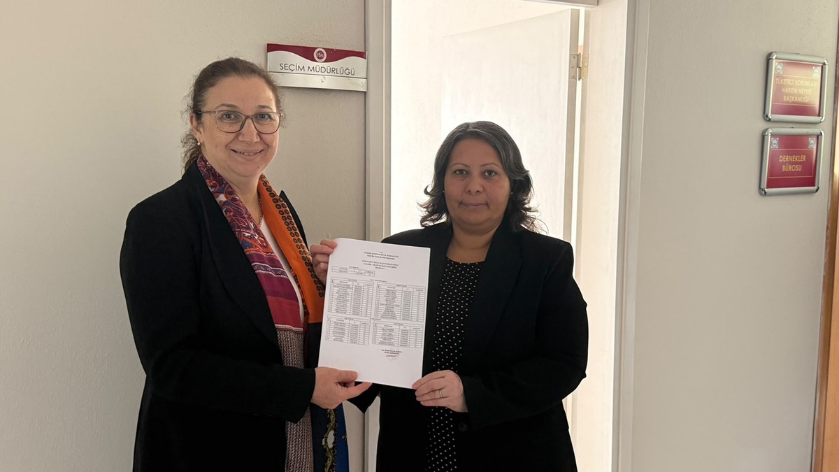 Esen Çınar, Yeni Parti Kula İlçe Başkanlığına yeniden seçilerek mazbatasını aldı