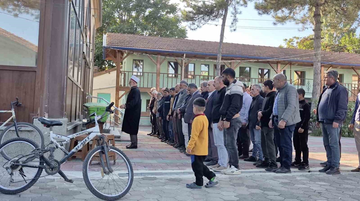 Eskişehir'de 15 yaşındaki yeğeni tarafından vurulan Muhammed Aslanoğlu defnedildi