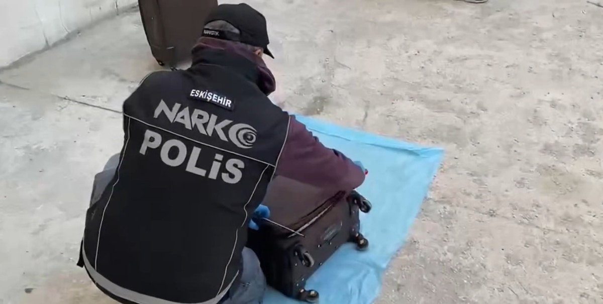 Eskişehir'de 3 şüpheli tutuklandı, 1 kilo 126 gram metamfetamin ele geçirildi