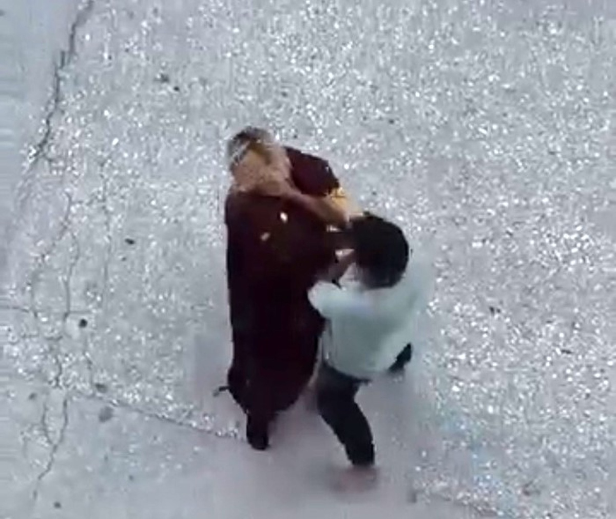 Eskişehir'de erkek şahıs, kadını darp edip boğazını iki kez sıktı ve yerde sürükledi