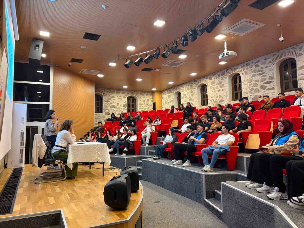 Eskişehir'de GSB yurdunda kalan öğrencilere Kur'an-ı Kerim kursu düzenleniyor.