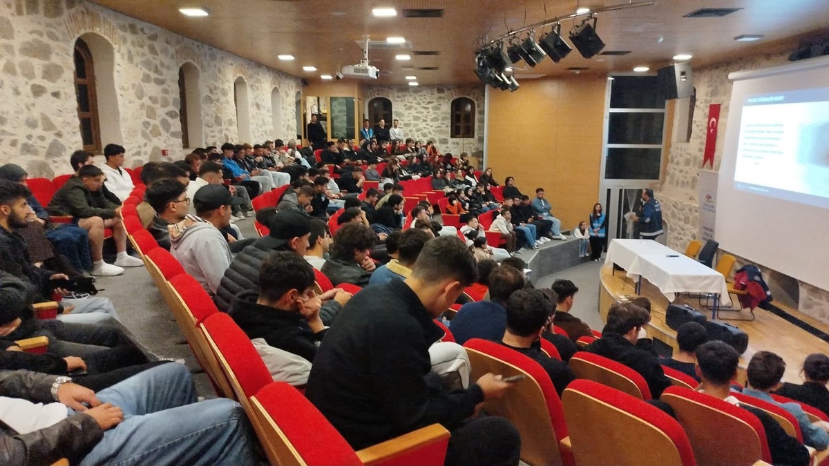 Eskişehir polisi Sivrihisar ve Alpu'da 565 kişiye narkotik eğitimi verdi