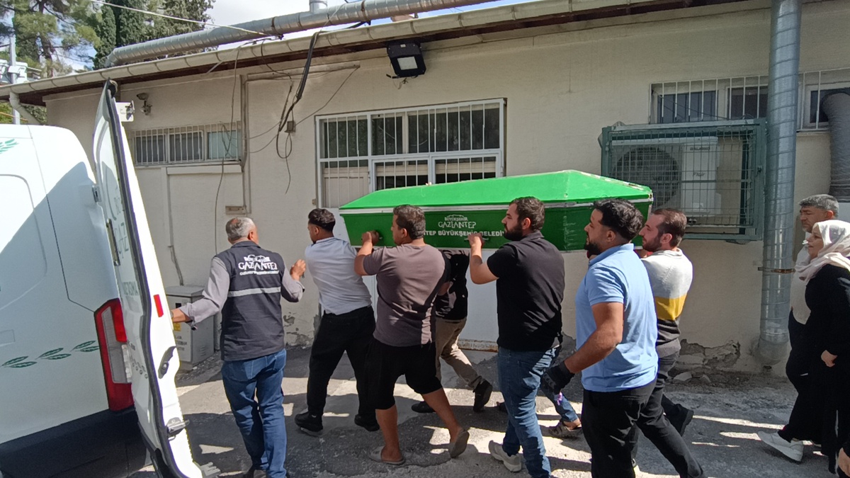 Gaziantep’te bıçaklanan 16 yaşındaki çocuğun cenazesi ailesine teslim edildi