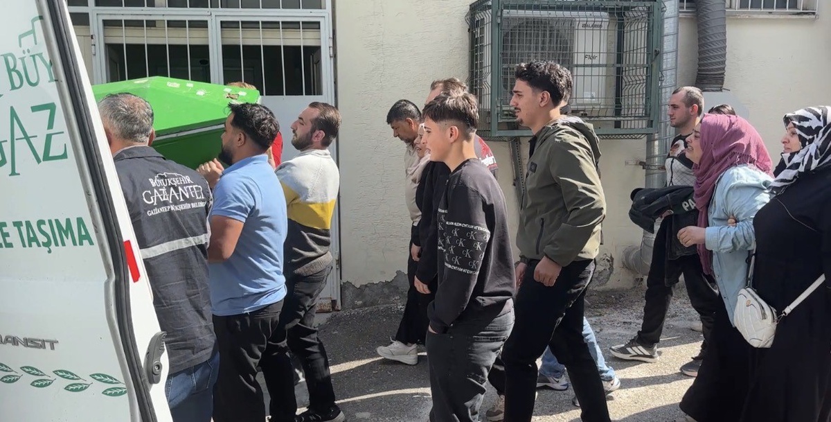 Gaziantep'te bıçaklanarak ölen 16 yaşındaki çocuğun cenazesi ailesine teslim edildi