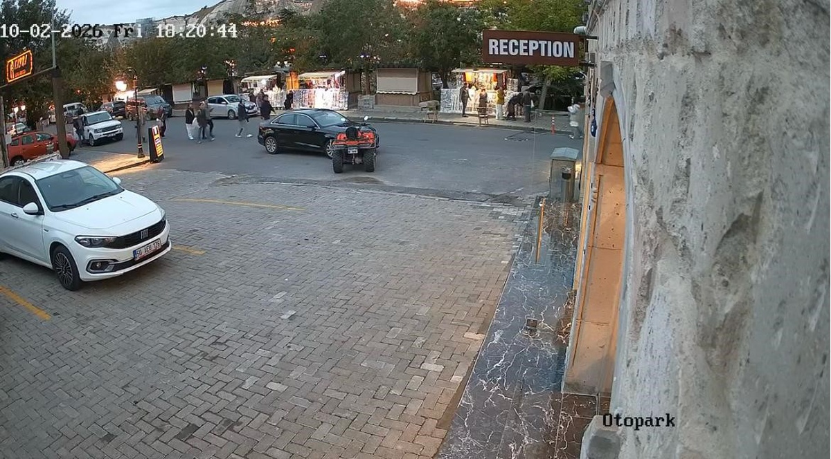 Göreme'de park halindeki ATV bilinmeyen nedenle hareket edip başka araca çarptı