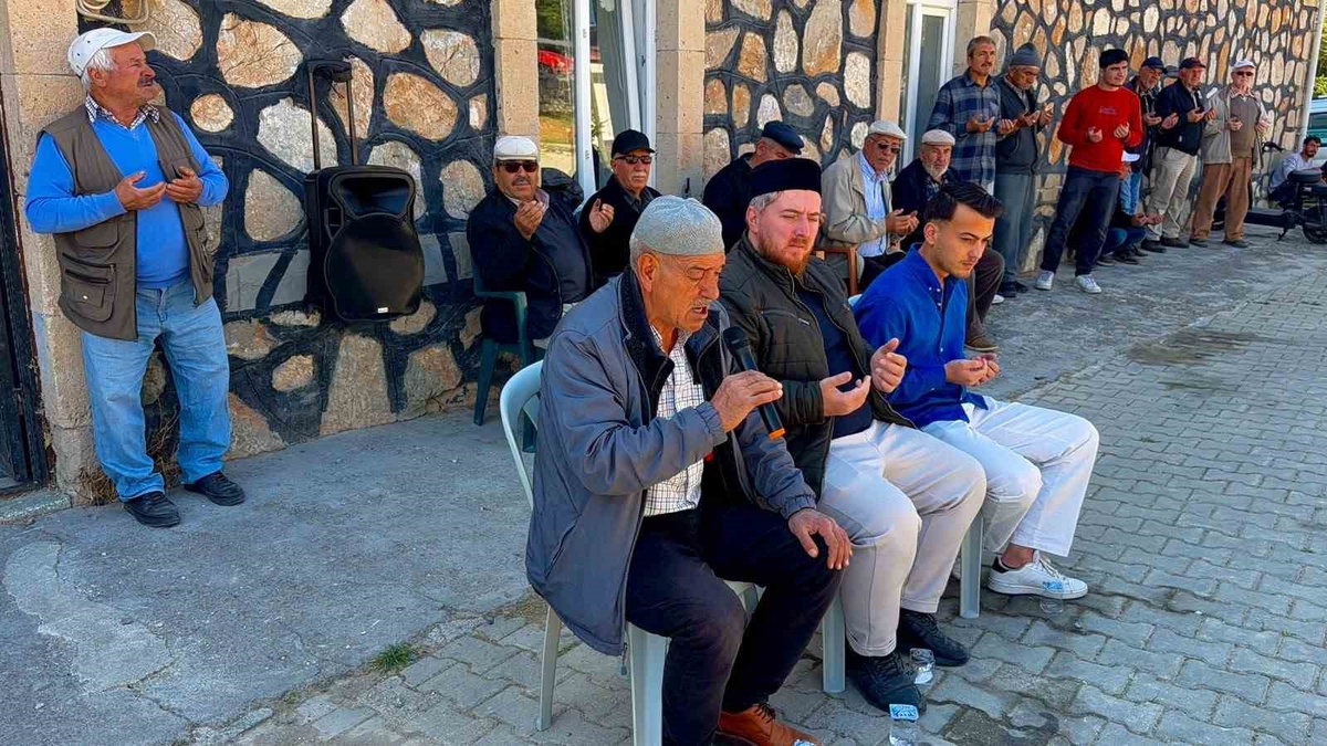 Gurbetçi Mutlu Kaymak, Afyonkarahisar Bolvadin'de vefat edenler için mevlit verdi