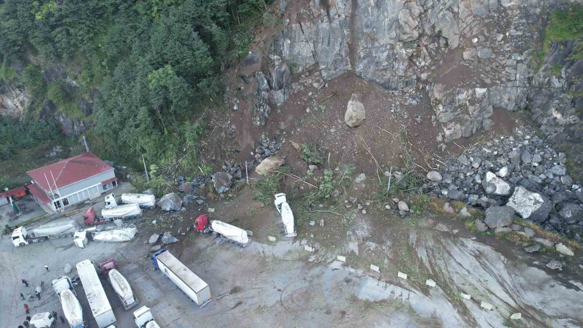 Hopa'daki heyelanda Esenkıyı Tır Parkı'nda 1 kişi öldü, 8 tır hasar gördü