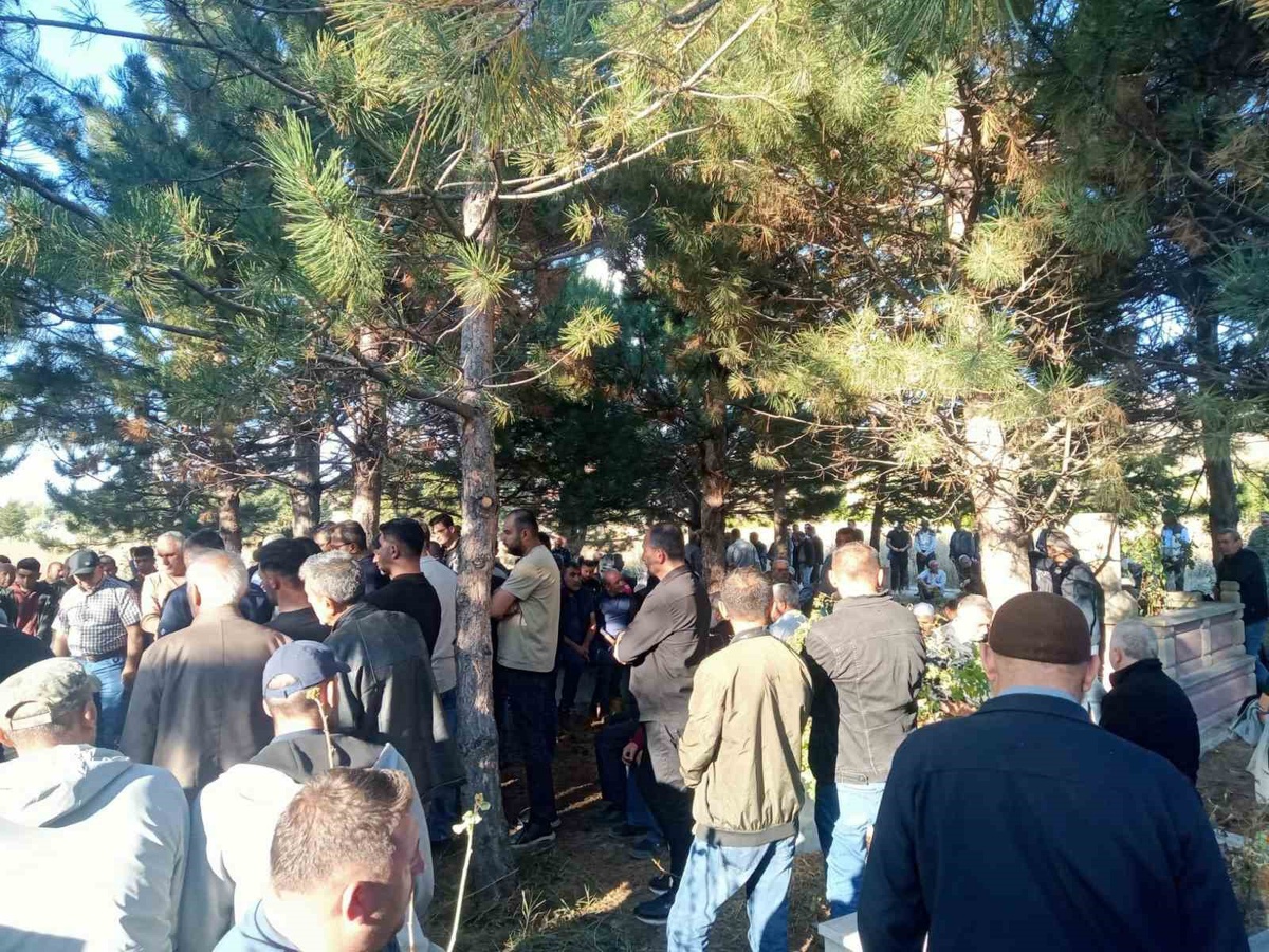 İş makinasıyla çarpışan serviste hayatını kaybeden şoför toprağa verildi