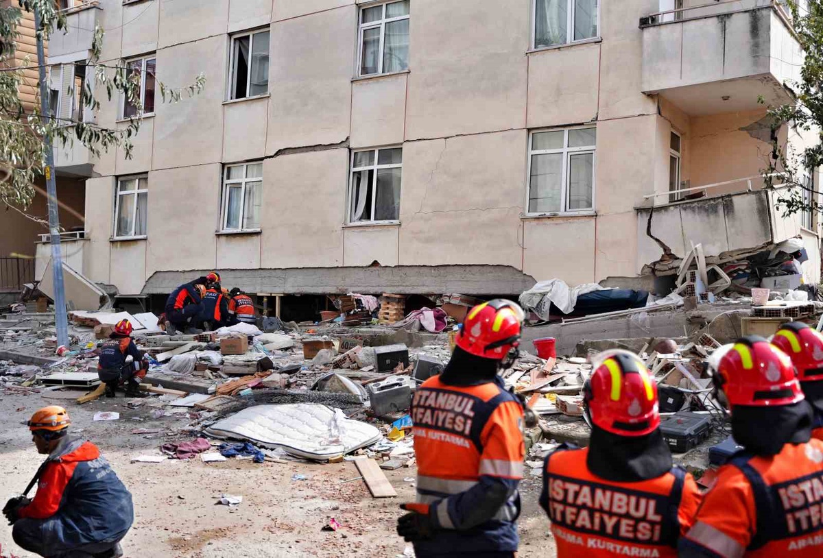 İstanbul Maltepe'de 7 katlı binanın 3 katı çöktü, 2 kişi öldü, kimlikleri belli oldu