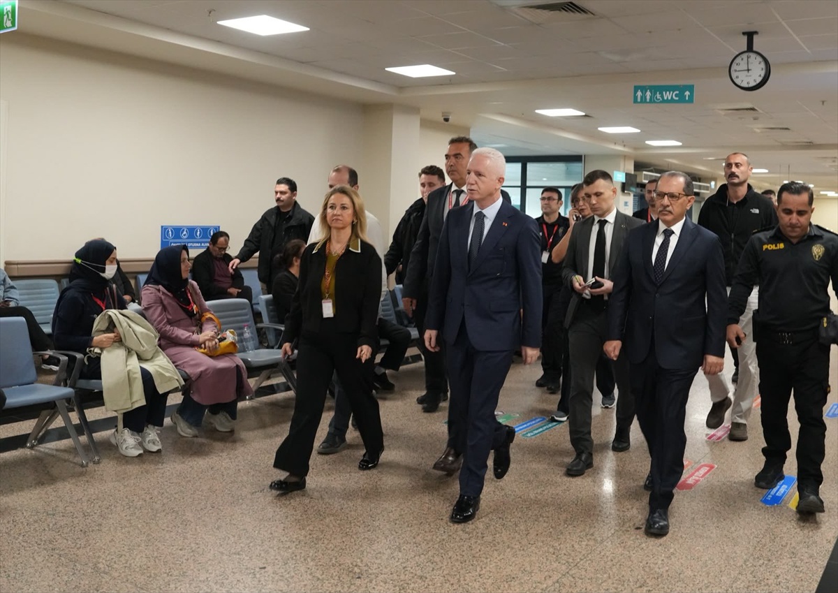 İstanbul Valisi Gül, Maltepe'deki 7 katlı binanın yaralılarını hastanede ziyaret etti