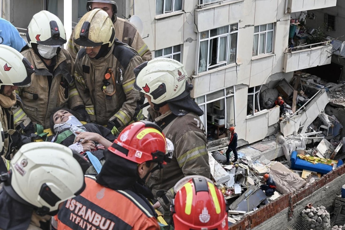 İstanbul'da çöken binanın mimarı ve şantiye şefi gözaltına alındı! Enkazdaki 3 kişi aranıyor