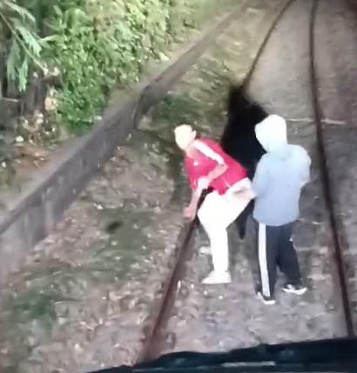 İzmir Alsancak'ta raylara giren 2 kişi trene alınmayınca taş atıp kaçtı