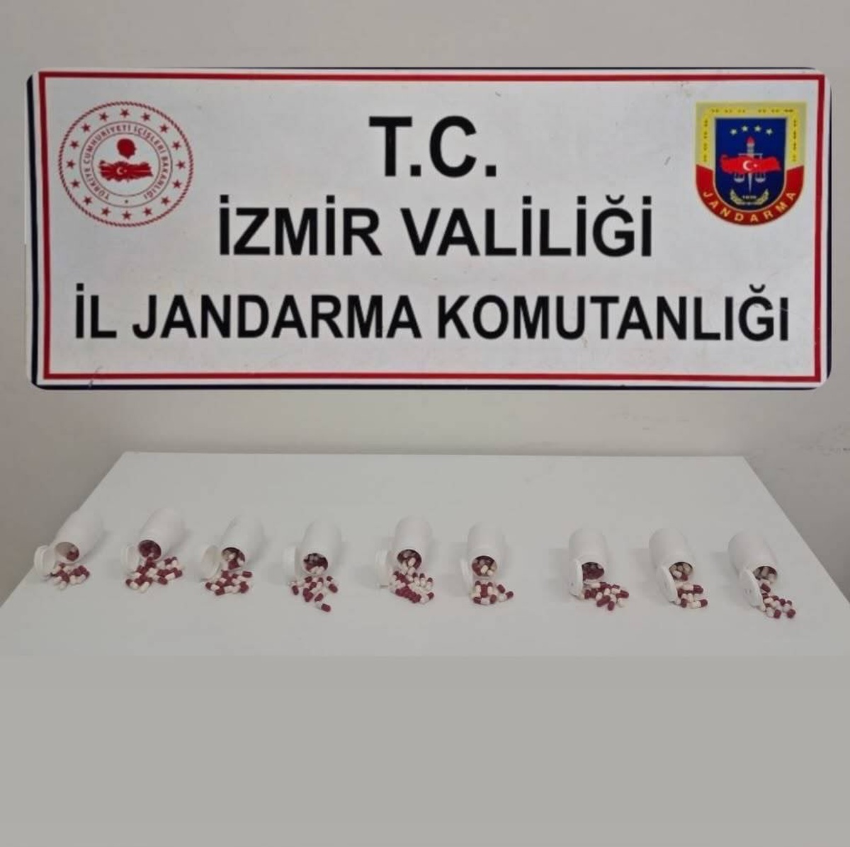 İzmir Seferihisar'da 563 uyuşturucu hap ele geçirildi, 2 şüpheli tutuklandı