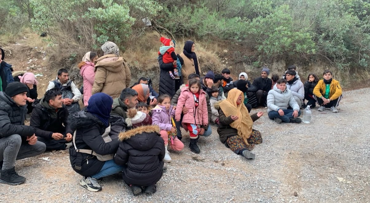 İzmir Seferihisar'da deniz kenarında 37 düzensiz göçmen yakalandı, sürücü tutuklandı