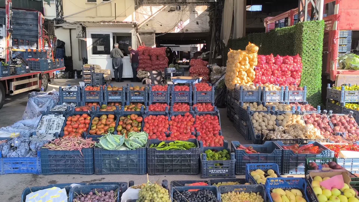 Kadirli'de hal esnafı korsan satış ve denetimsizlikten satış yapamadığını söyledi
