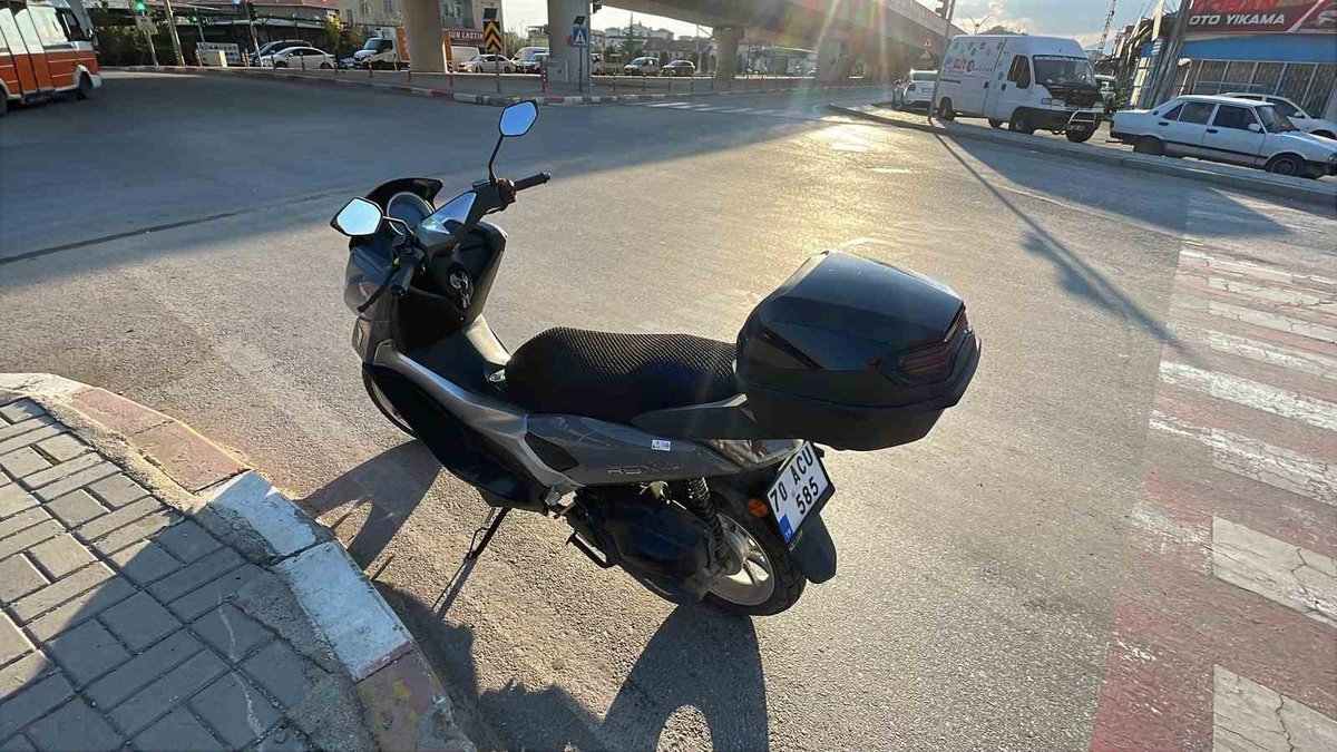 Karaman'da kırmızı ışıkta duran motosiklete çarpan otomobil, polis memurunu yaraladı