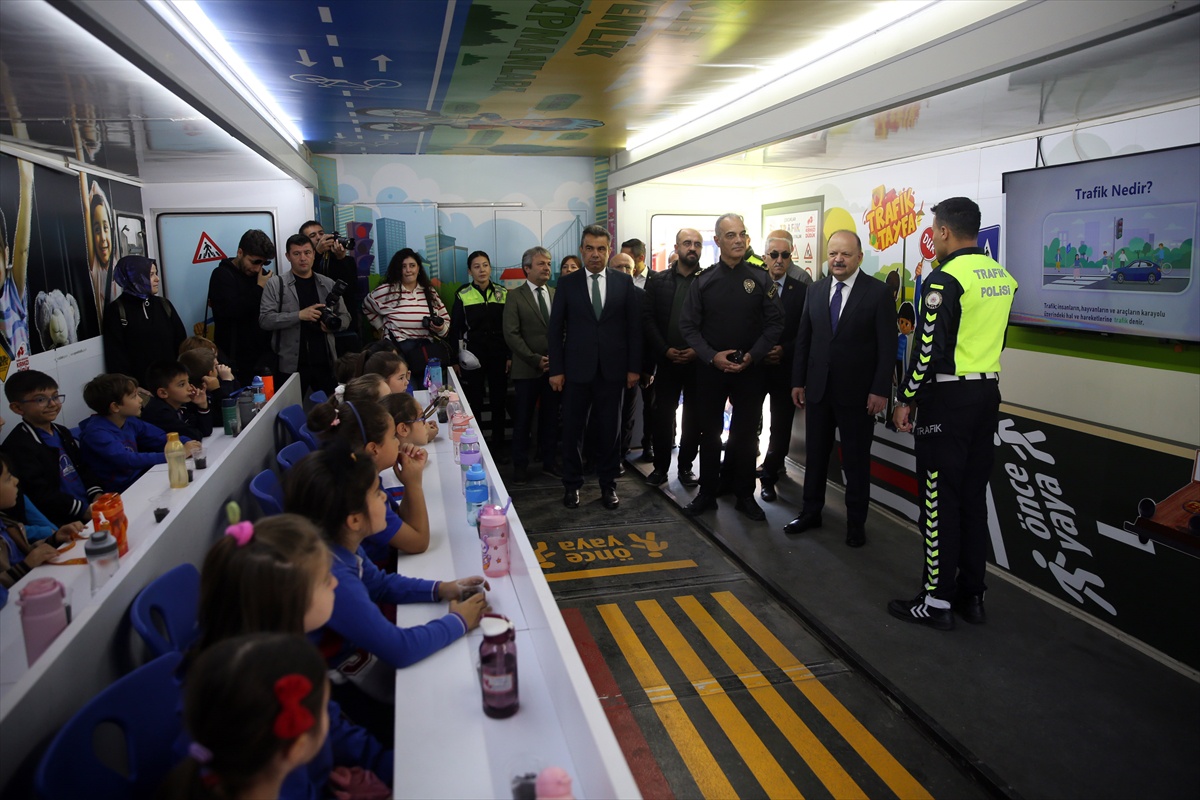 Kastamonu'da bilim şenliği açıldı, 35 atölyede yaklaşık 10 bin öğrenci katılacak