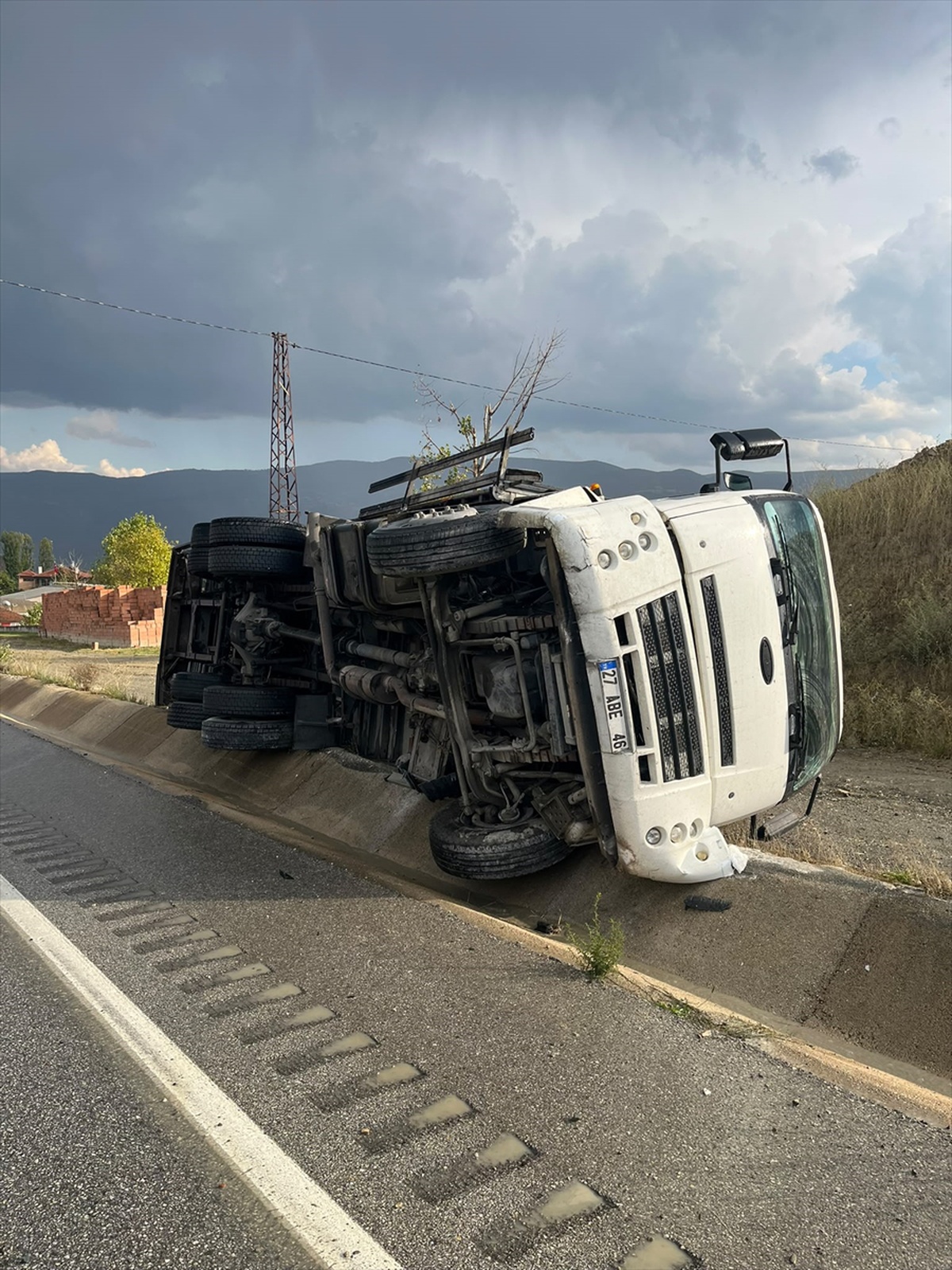 Kastamonu Tosya'da köprüden düşen ve devrilen kamyonlarda 4 kişi yaralandı