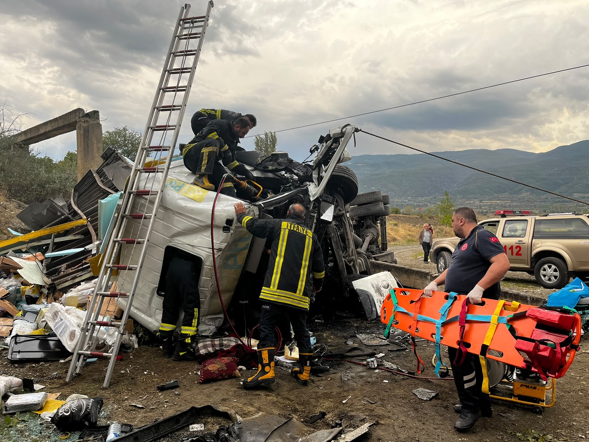 Kastamonu Tosya'da yaklaşık 25 metreden düşen kargo kamyonunda 2 kişi yaralandı