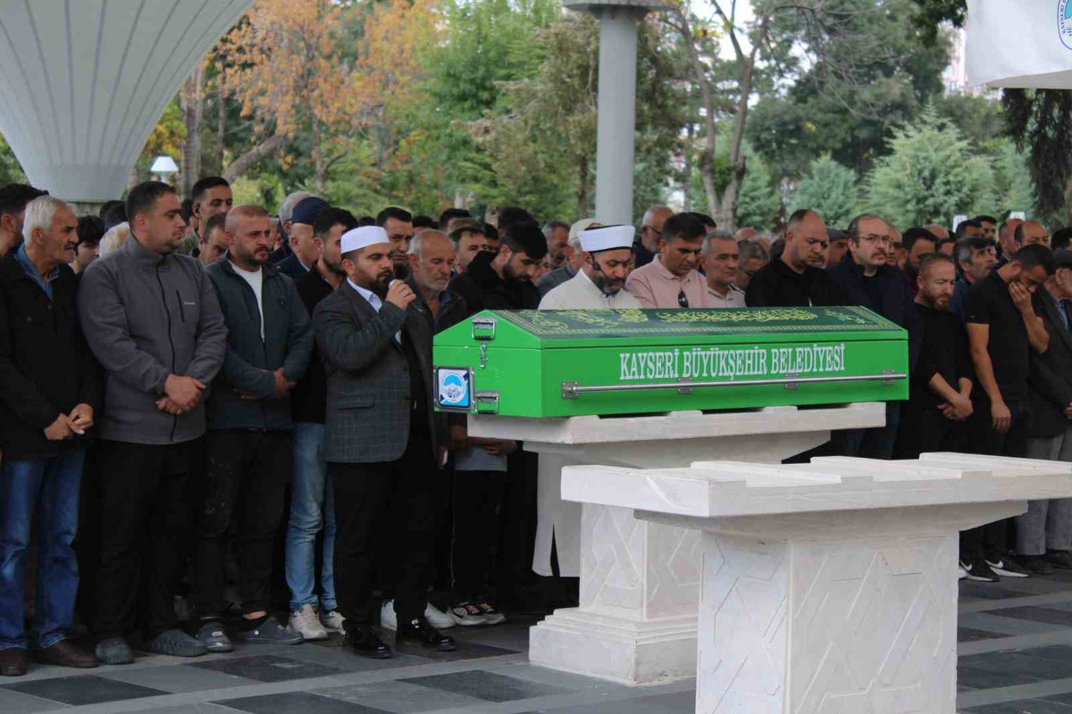Kayseri'de ceviz ağacından düşen 56 yaşındaki öğretmen kurtarılamadı
