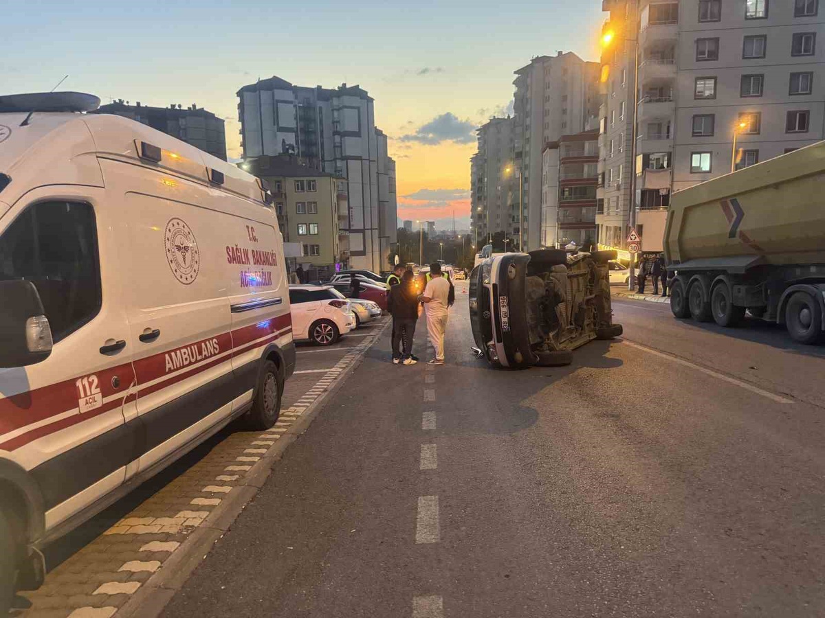 Kayseri Melikgazi'de minibüs hafif ticari araçla çarpışıp yan yattı, 1 kişi yaralandı