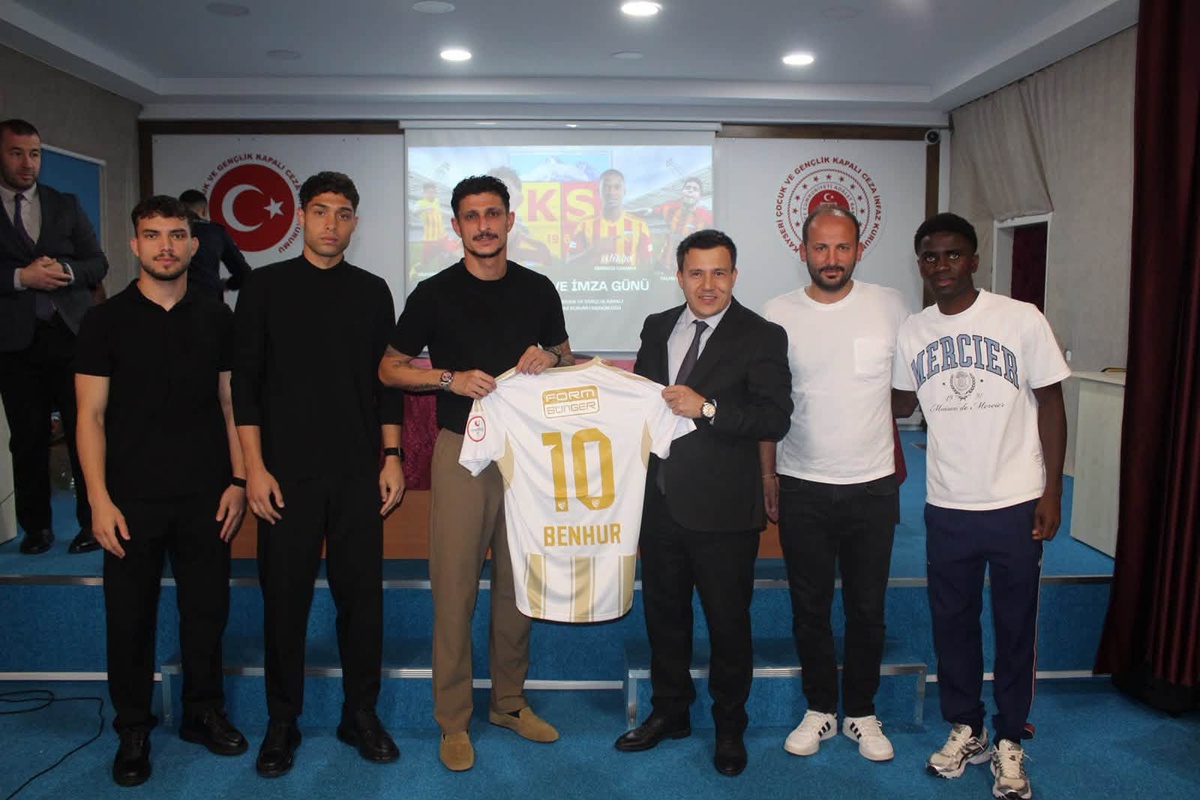 Kayserisporlu futbolcular Kayseri Çocuk ve Gençlik Cezaevi'ne ziyarette bulundu