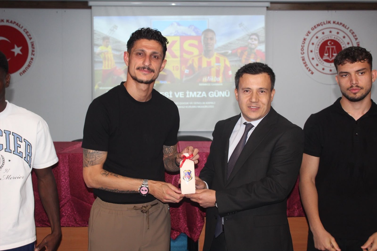 Kayserisporlu futbolcular, Kayseri'deki çocuk ve gençlik cezaevini ziyaret etti