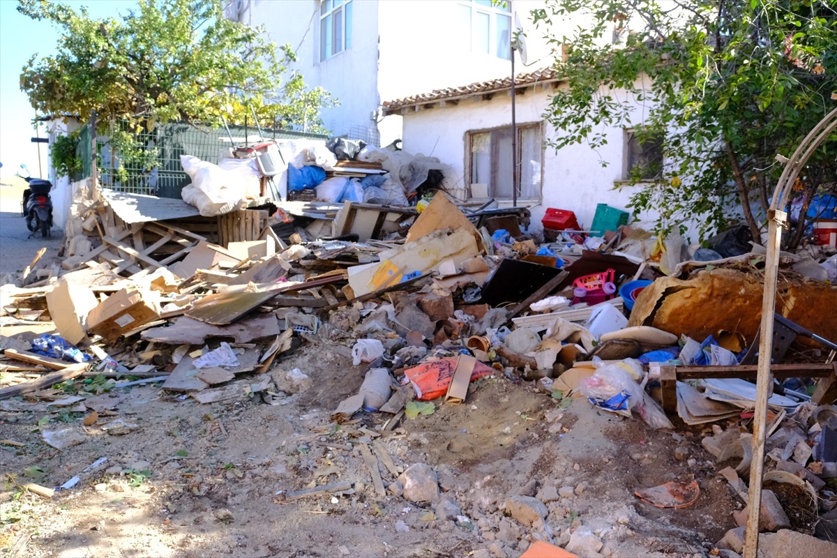 Kötü koku ihbarı üzerine harekete geçildi! Kırklareli'nde bir evden 8 kamyon çöp çıkarıldı