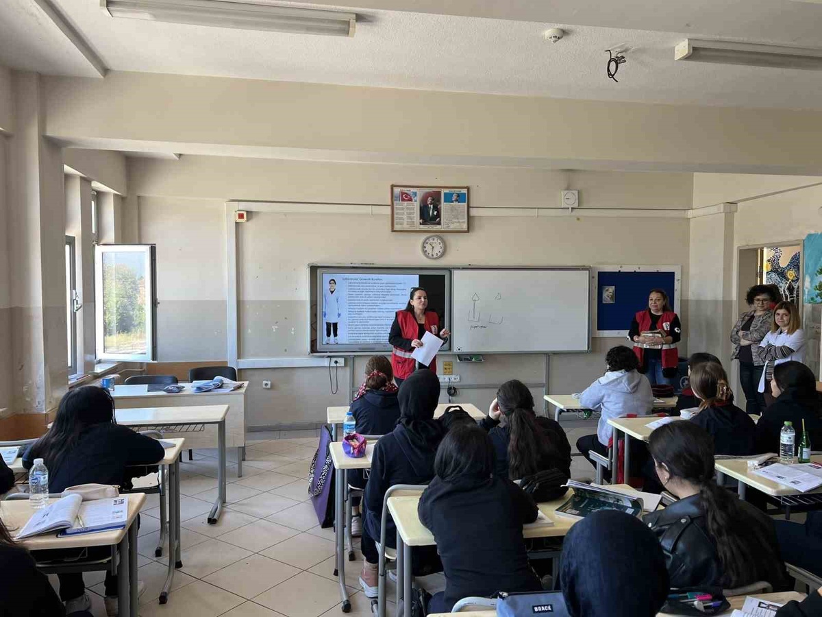 Kızılay Kadın Kolları, Düzce'de öğrencilere Kızılay Haftası'nı anlattı