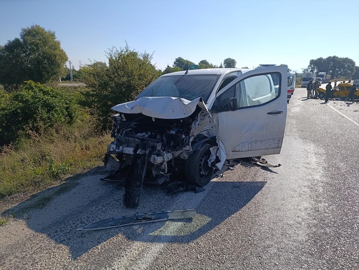 Konya Hüyük'te otomobil hafif ticari araçla çarpıştı, 2 kişi öldü, 2 kişi yaralandı