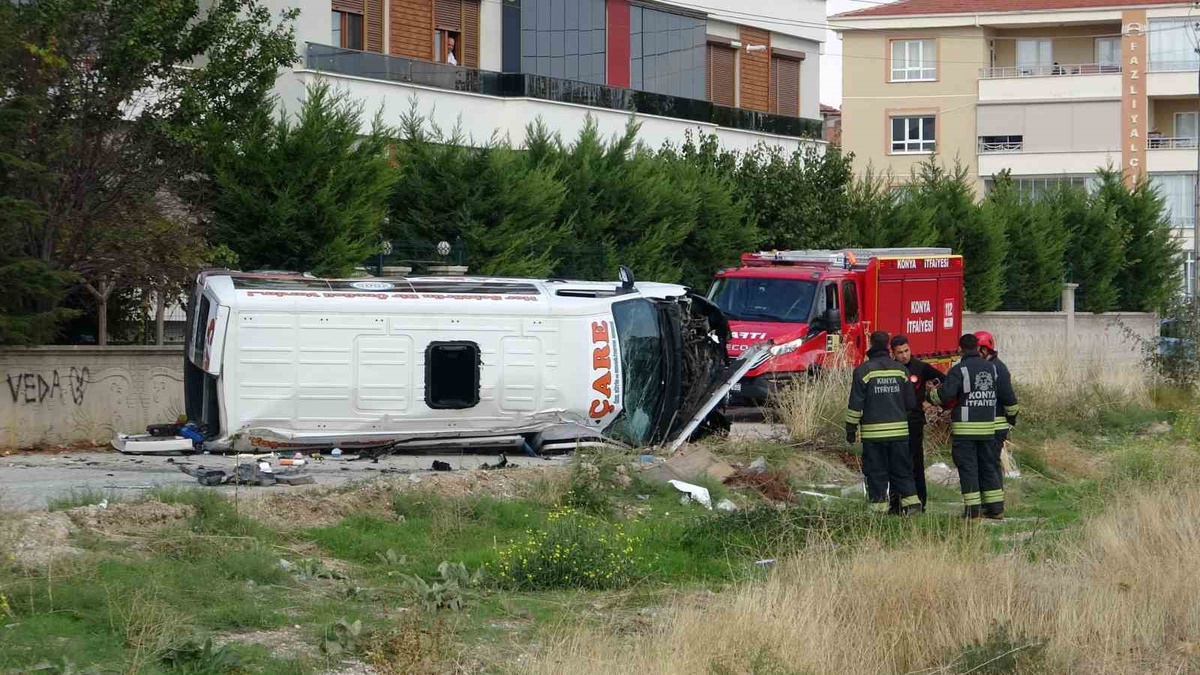 Konya Selçuklu'da servis minibüsü ile otomobil çarpıştı, 8'i çocuk 9 kişi yaralandı