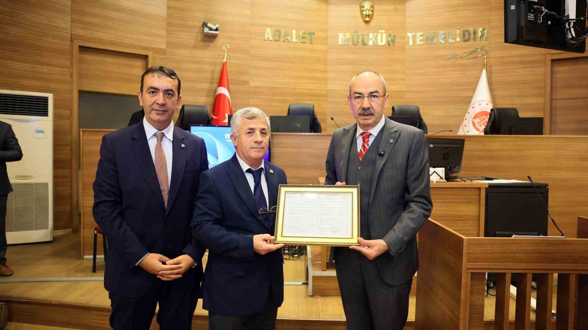 KTO Başkanı Gülsoy ve ekibi mazbatalarını Kocasinan 1. İlçe Seçim Kurulu'ndan aldı