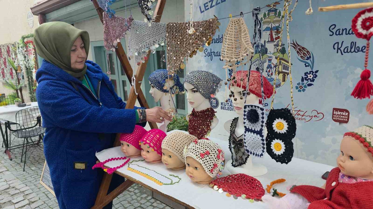 Kütahya'da Ayfer Helvacıoğlu 40 yıllık örgü deneyimini yeni tasarımlarla sürdürüyor