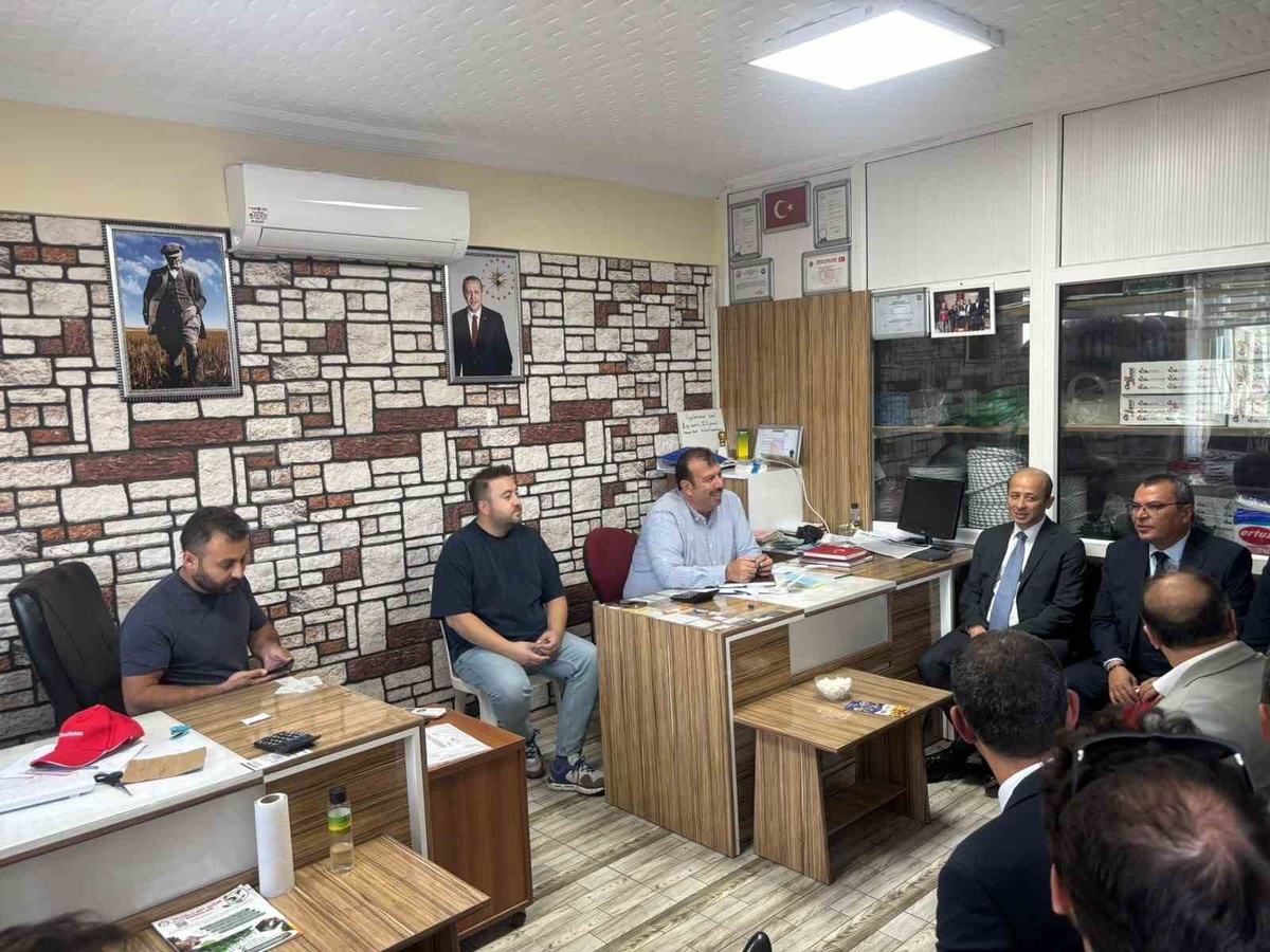 Kütahya Gediz'de kooperatif üyesi 9 ortağa 95 gebe damızlık büyükbaş teslim edildi