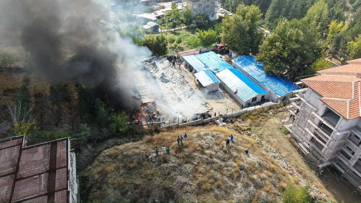 Malatya Yeşilyurt'ta yangında işçilerin 30 konteyneri kullanılamaz hale geldi