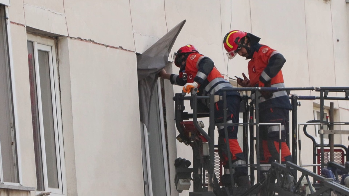 Maltepe'de 3 katı çöken binada 2 kişi öldü, 3'ü çocuk 10 kişi yaralı kurtarıldı