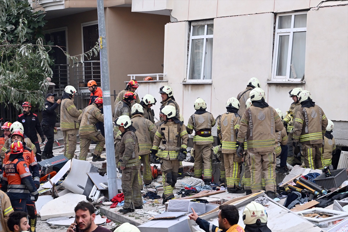 Maltepe'de 7 katlı binanın ilk üç katı çöktü, enkazda arama kurtarma başlatıldı