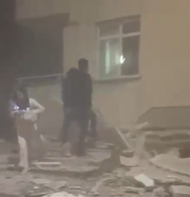 Maltepe'de 7 katlı bina çöküşü: 5 yaralı, 7 kişi enkaz altında