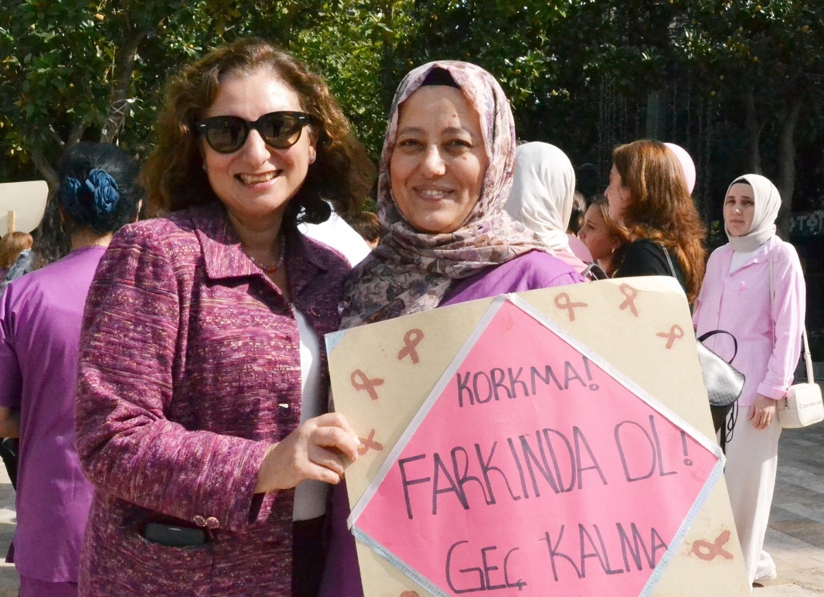 Manisa'da meme kanserinde erken teşhise dikkat çeken yürüyüş düzenlendi