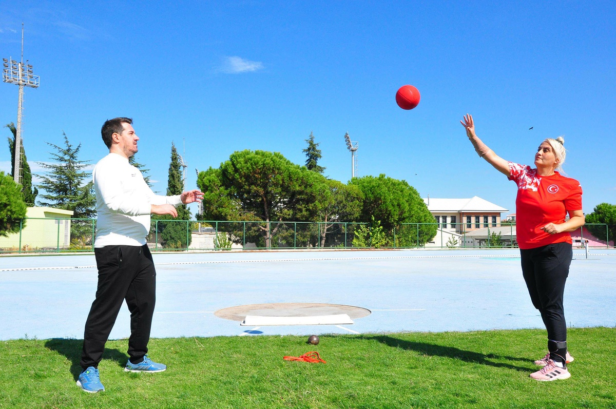Manisa'da milli sporcu Aygül Uzel, 20 yıl sonra spora dönen eşine antrenörlük yapıyor