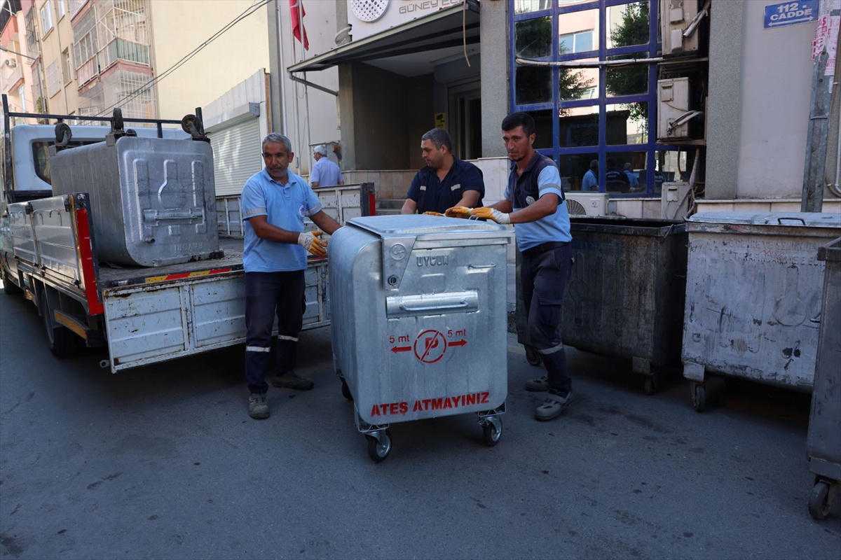 Mersin Akdeniz'de hasar gören çöp konteynerleri yenileriyle değiştirildi