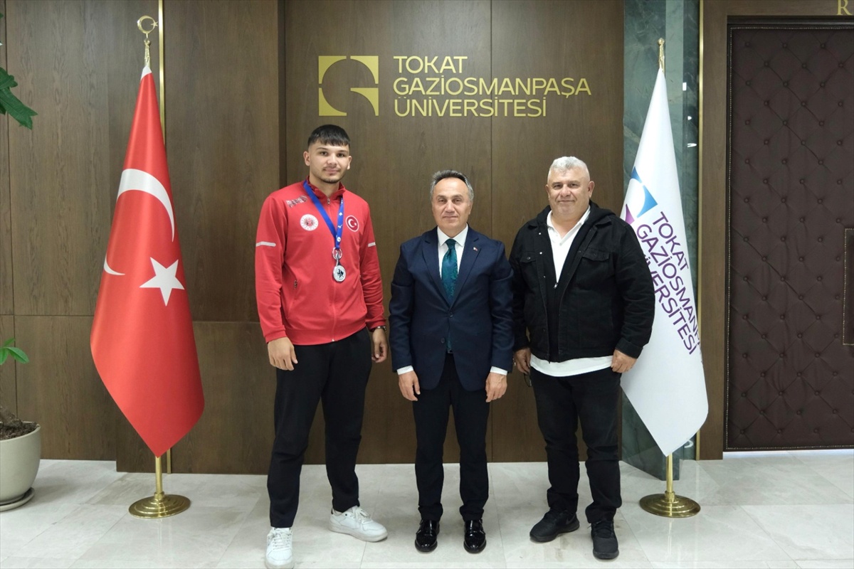 Muay Thai Dünya Şampiyonası'nda ikinci olan Polat, TOGÜ Rektörü Yılmaz'ı ziyaret etti