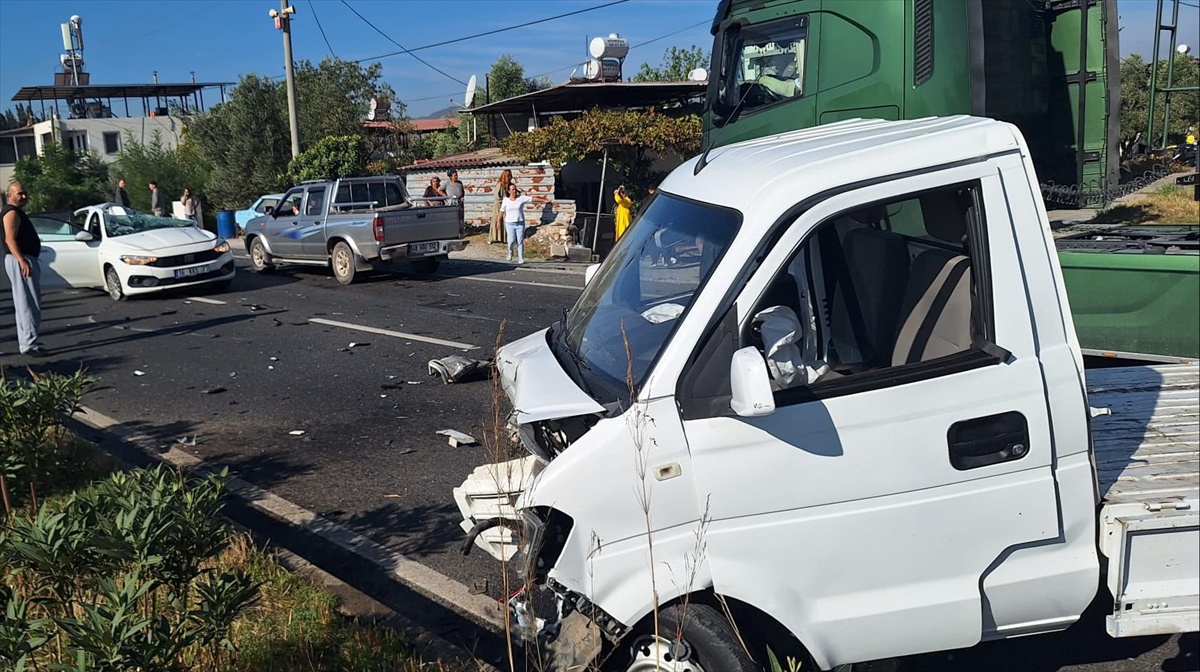 Muğla Milas'ta kamyonet otomobille çarpıştı, 1 kişi öldü 2 kişi yaralandı