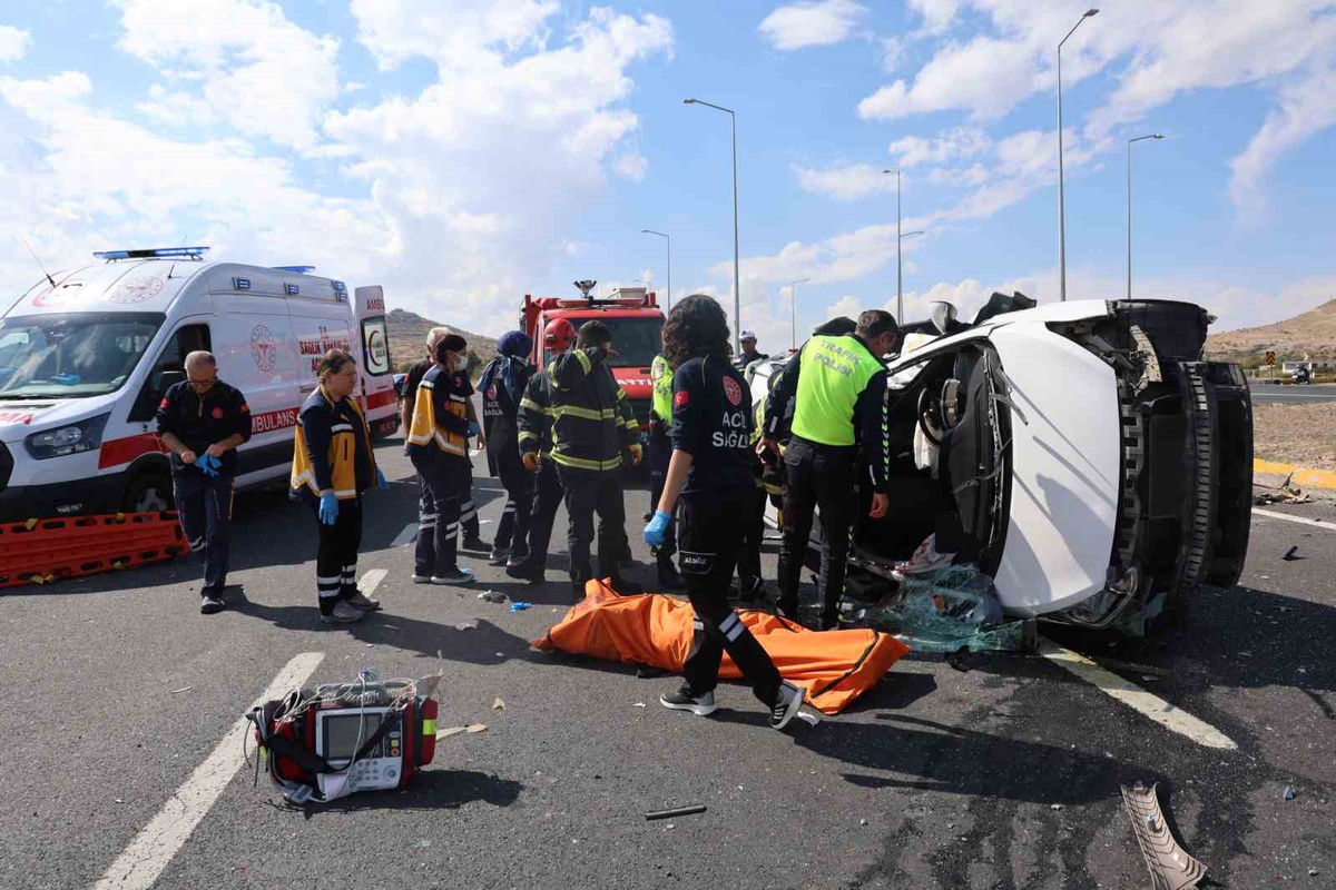 Nevşehir'de kamyonetle çarpışan otomobil takla attı, 2 kişi öldü, 1 yaralandı