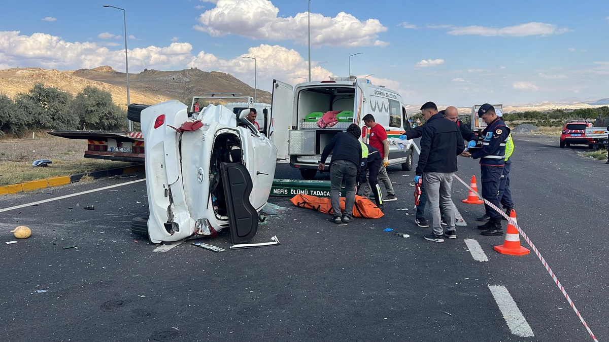 Nevşehir'de kamyonetle çarpışan otomobilde 2 kişi öldü, 1 kişi yaralandı