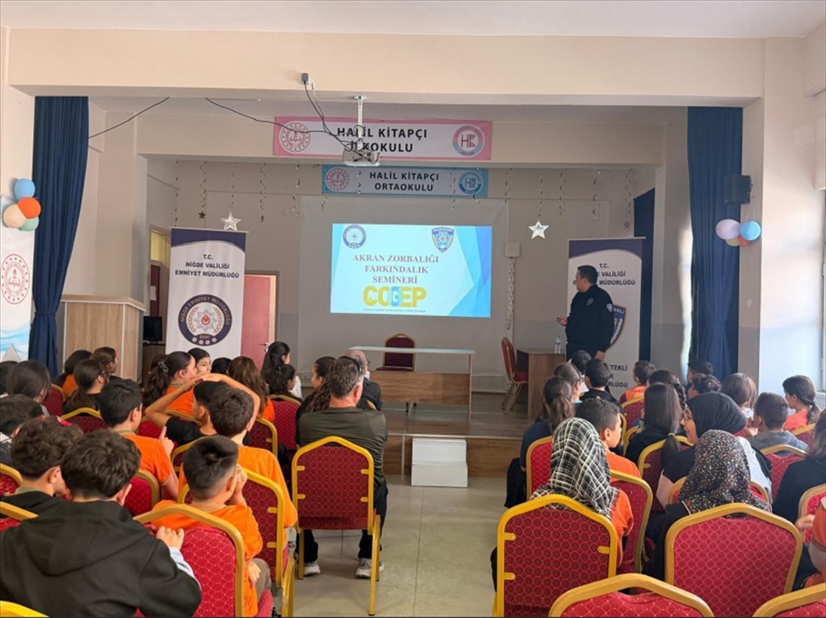Niğde'de polis ekipleri öğrencilere güvenli internet ve KADES'i drama ile anlattı